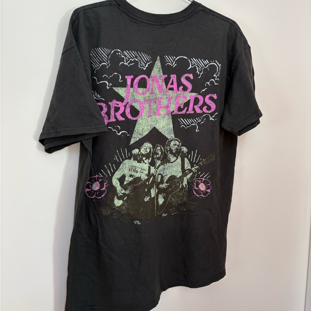 NWOT Urban Outfitters Jonas Brothers Graphic Tee Size Medium - Picture 11 of 11